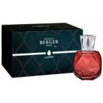 Rote Duftlampe neben bedrucktem Maison Berger Paris Karton