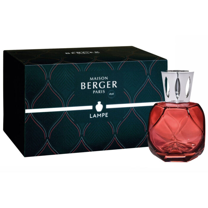 Rote Duftlampe neben bedrucktem Maison Berger Paris Karton