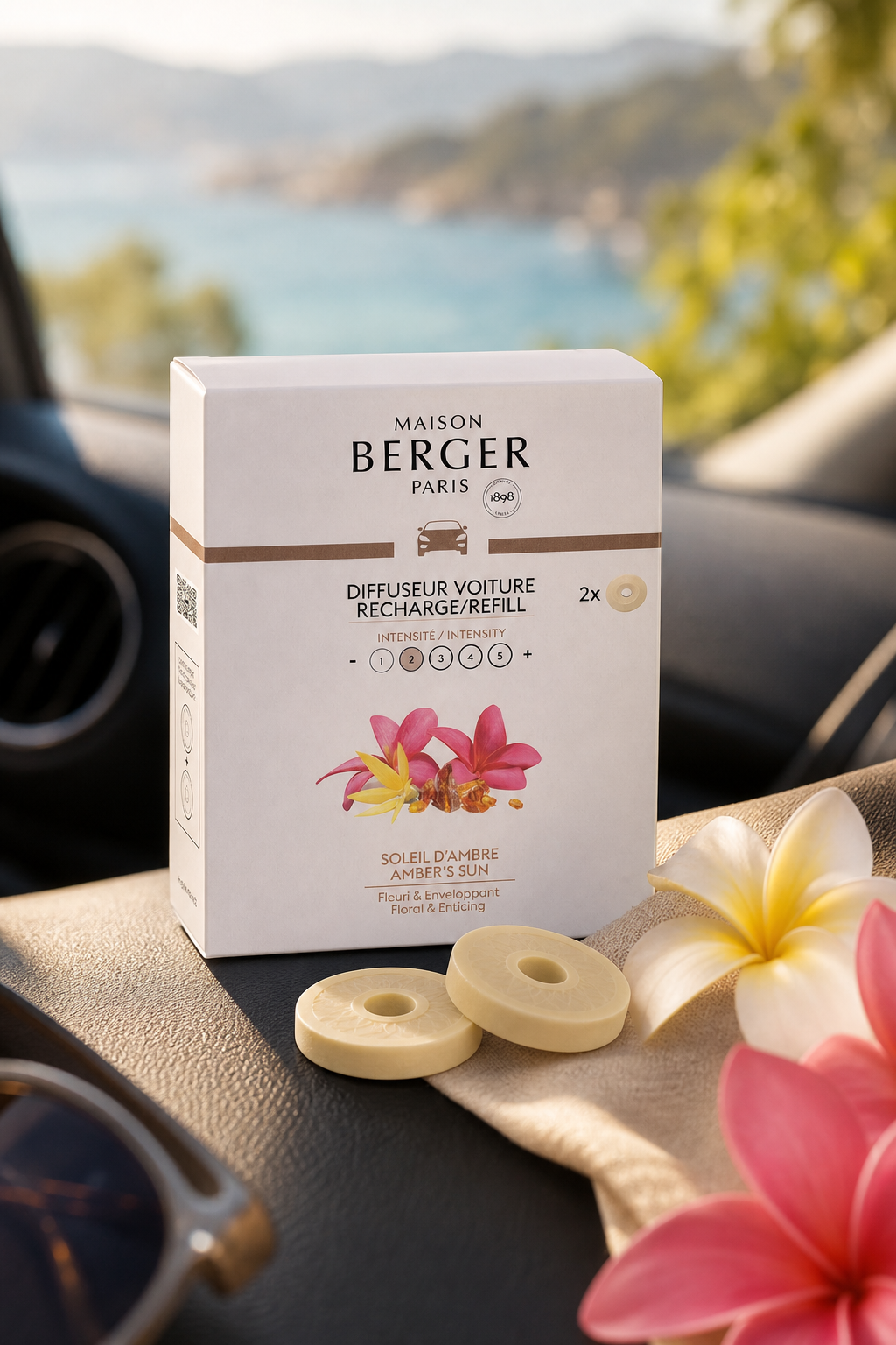 Maison Berger Paris Verpackung und zwei Nachfüller auf einem Fahrzeugarmaturenbrett