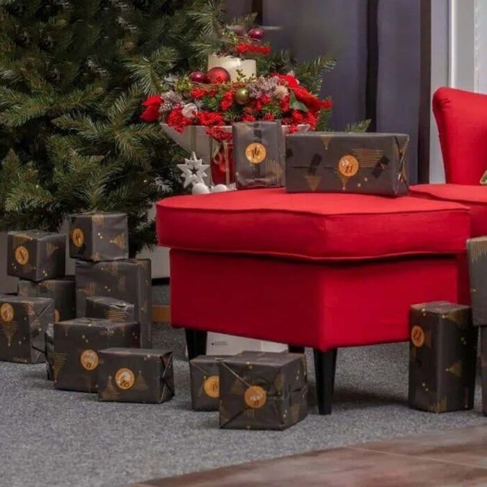 Nummerierte Adventskalender-Boxen unter einem geschmückten Weihnachtsbaum