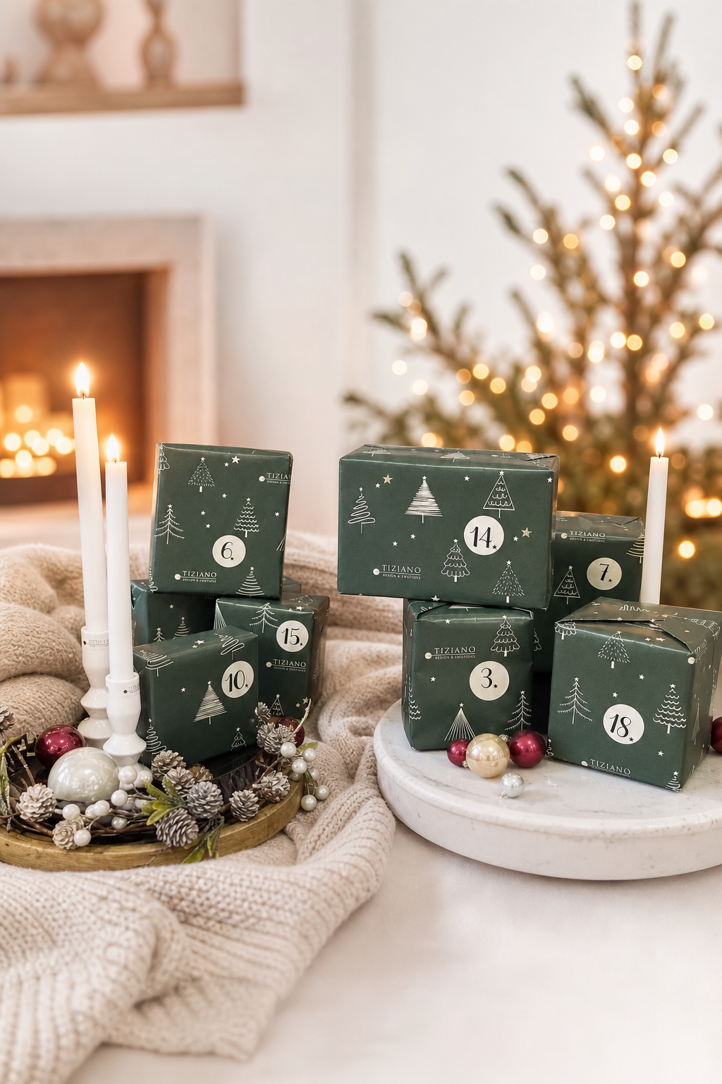 Nummerierte Tiziano Adventskalender-Boxen auf festlich dekoriertem Tisch