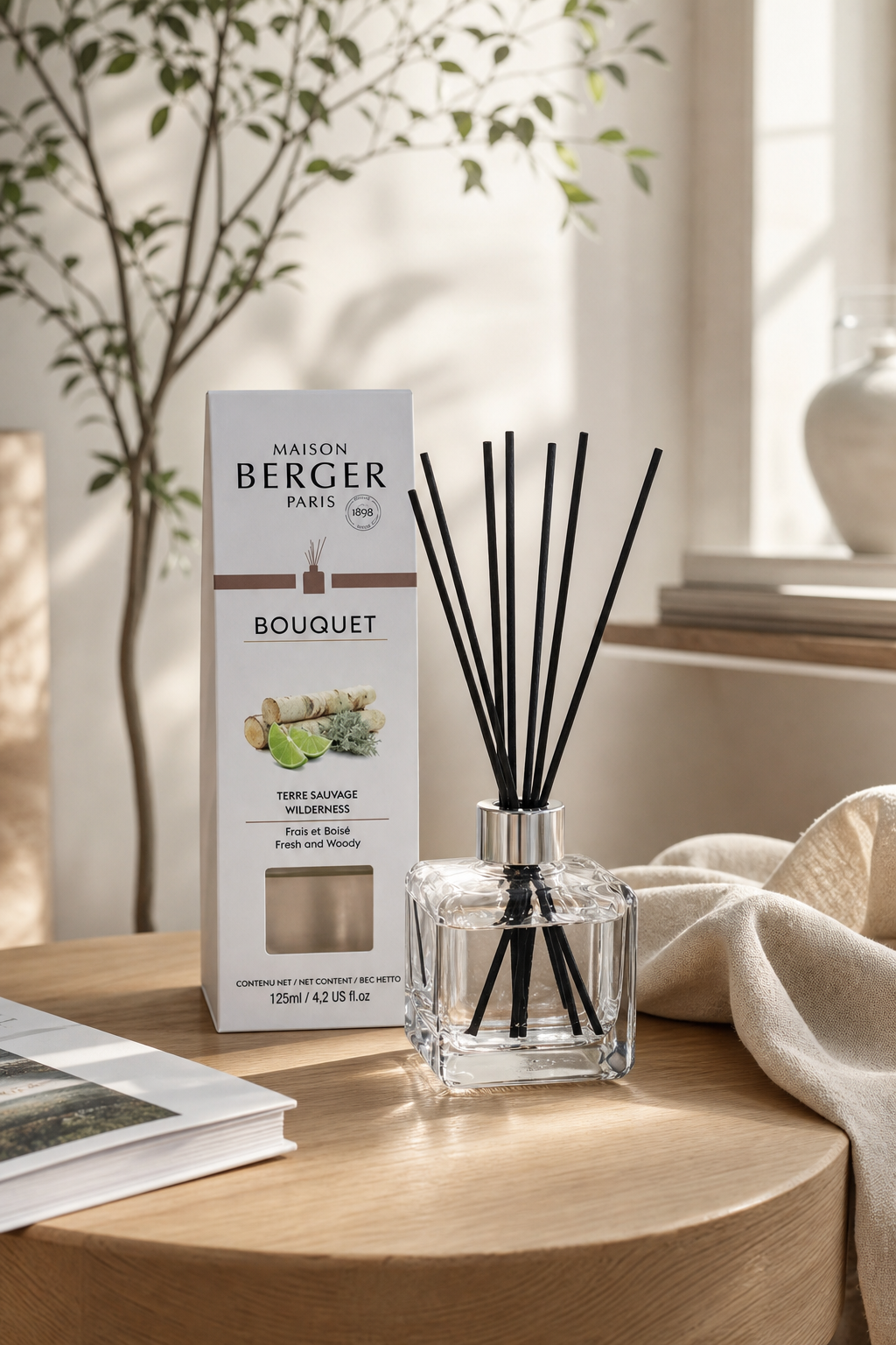 Maison-Berger-Diffuser mit Duftstäbchen und Verpackung auf einem Holztisch