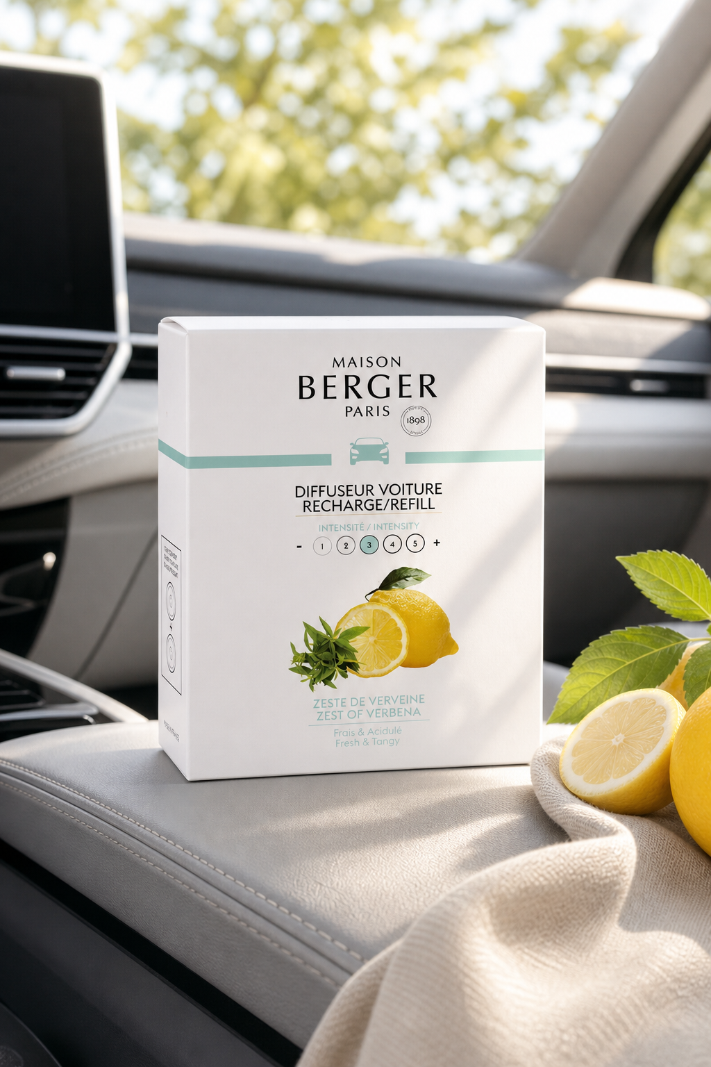 Verpackung des Maison Berger Autoduft-Nachfüllers auf der Mittelkonsole eines Fahrzeugs