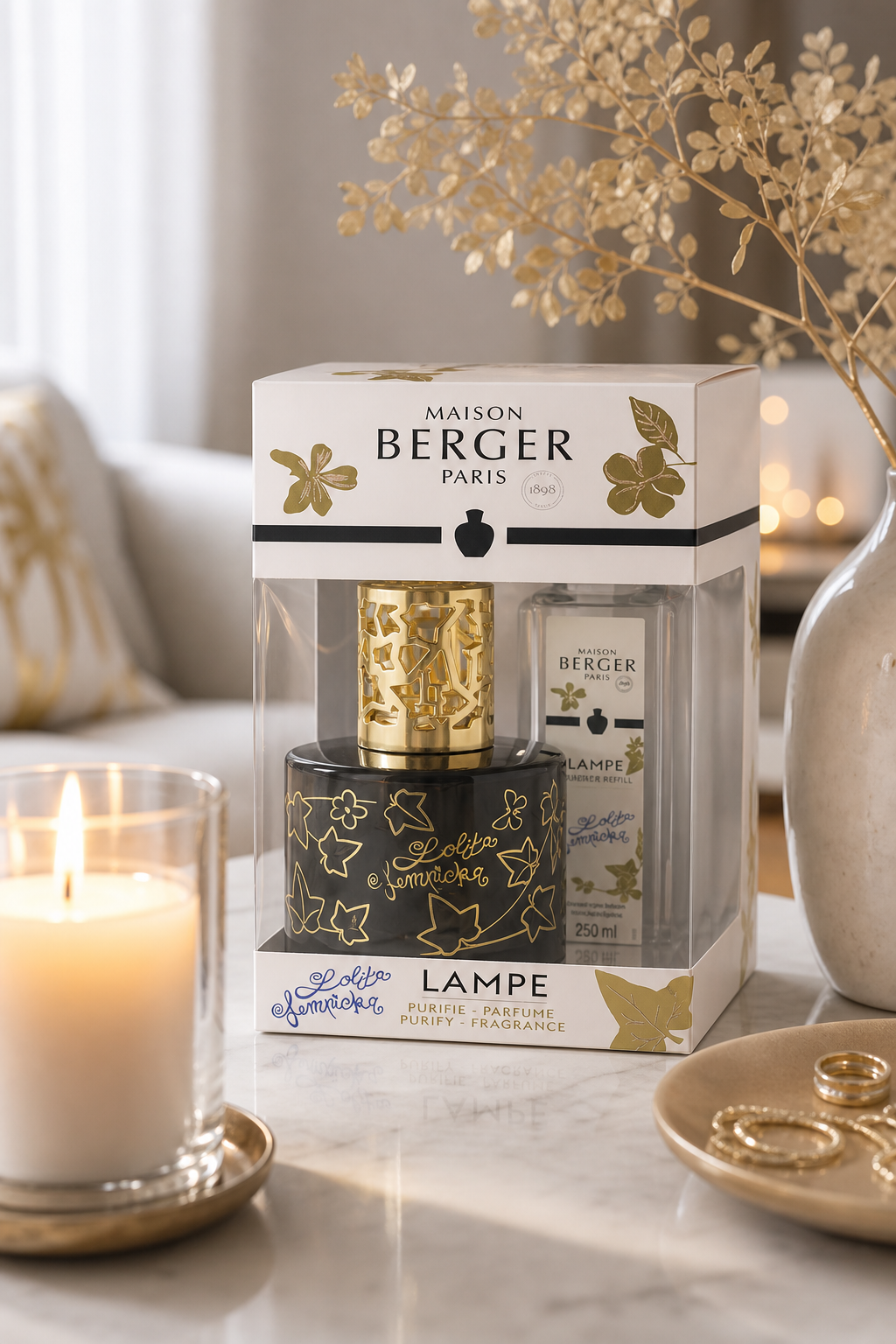 Verpackte Lolita Lempicka Lampe mit Nachfüllflasche auf einem Tisch