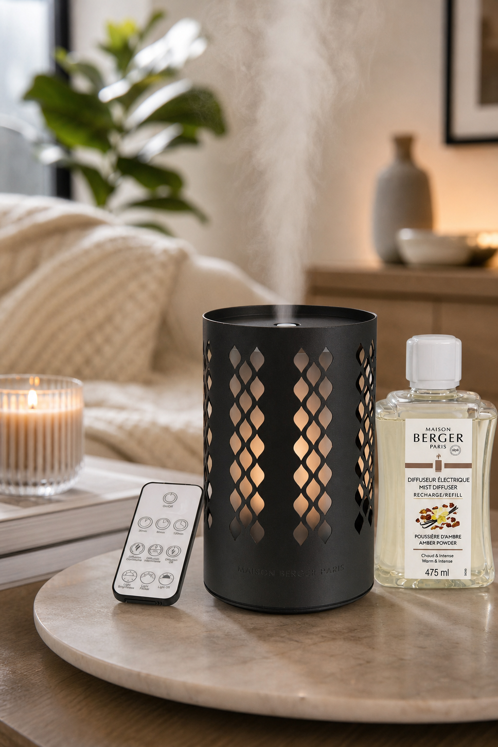 Anthrazitfarbener Aroma-Diffuser mit sichtbarem Nebel, Fernbedienung und Nachfüllflasche auf einem Tisch