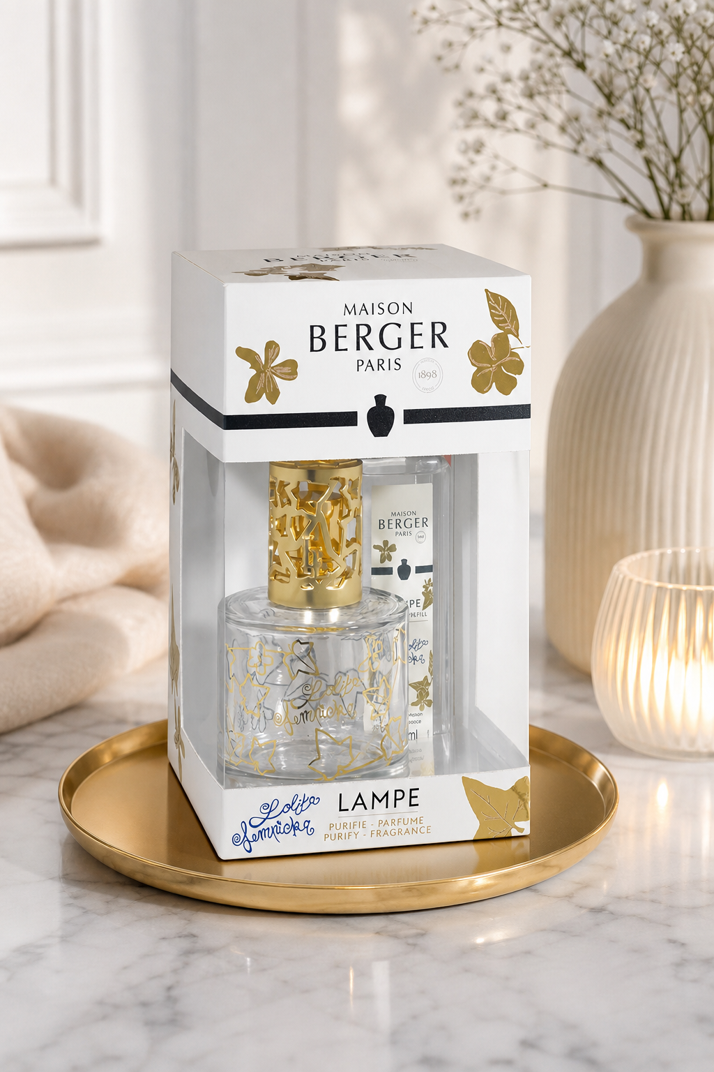 Verpacktes Maison Berger Paris Lampenset auf goldenem Tablett im Wohnambiente