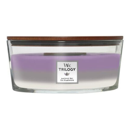 Violett-weiße Trilogy Kerze im Glas mit braunem Holzdeckel