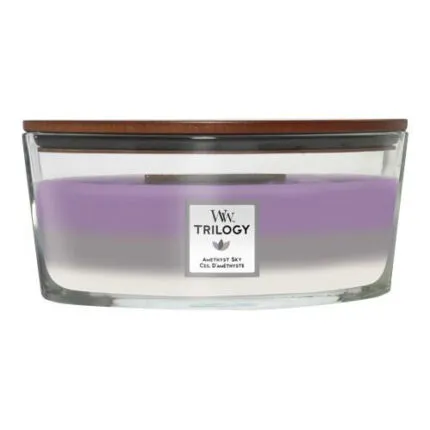 Violett-weiße Trilogy Kerze im Glas mit braunem Holzdeckel