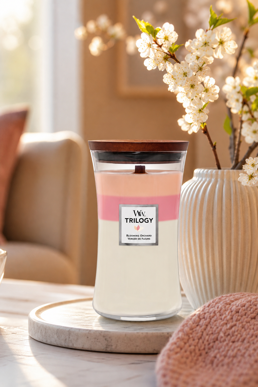 Blooming Orchard Trilogy Kerze mit Deckel auf einer Ablage im Wohnraum