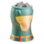 Detailansicht einer Lama Duftlampe mit lilafarbenen Wachswürfeln