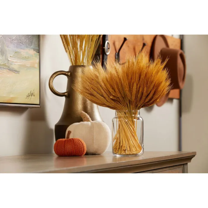 Herbstliche Tischdekoration mit Vase, Kürbissen und Getreide