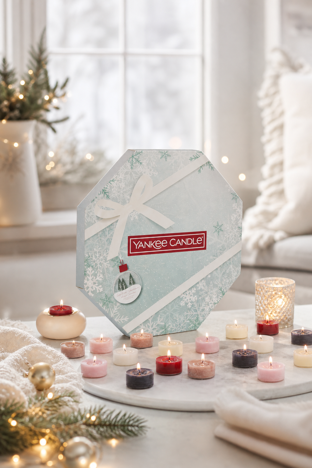 Yankee Candle Adventskalender Snow Globe Wonderland mit Teelichtern in weihnachtlicher Umgebung
