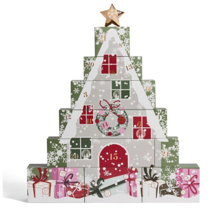 Frontaler Yankee Candle Adventskalender-Turm mit weihnachtlicher Geschenkillustration