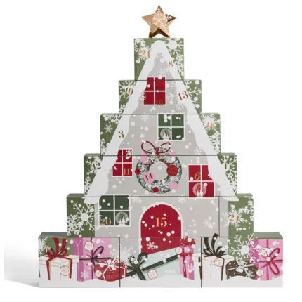 Frontaler Yankee Candle Adventskalender-Turm mit weihnachtlicher Geschenkillustration