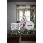 Yankee Candle Adventskalender-Turm mit Faltkalender auf einem Tisch