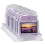 Mehrere verpackte Village Candle Lavender Duftwachse auf transparentem Display