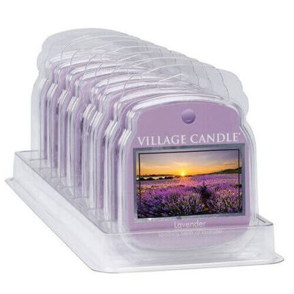 Mehrere verpackte Village Candle Lavender Duftwachse auf transparentem Display