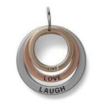Runder Anhänger mit drei Ringen und Aufschrift Live Love Laugh auf weißem Hintergrund