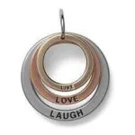 Runder Anhänger mit drei Ringen und Aufschrift Live Love Laugh auf weißem Hintergrund