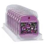 Mehrere Village Candle Violet Blossom Duftprodukte in transparenter Verpackung