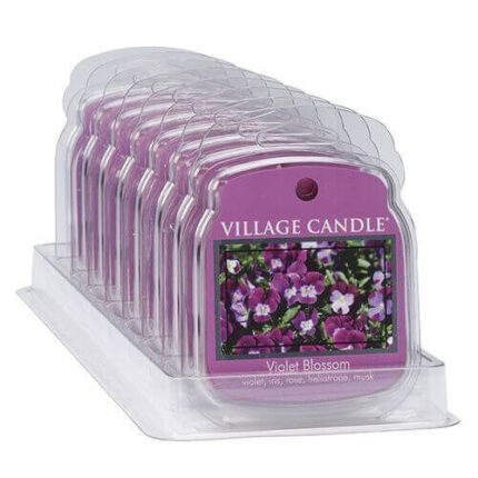 Mehrere Village Candle Violet Blossom Duftprodukte in transparenter Verpackung
