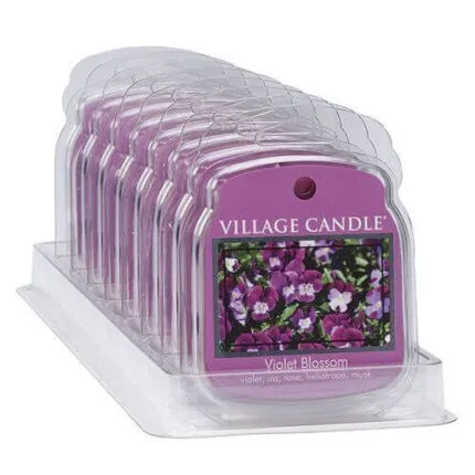 Mehrere Village Candle Violet Blossom Duftprodukte in transparenter Verpackung