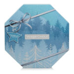 Blauer Yankee Candle Adventskalender mit Winterwald-Motiv und Schleife