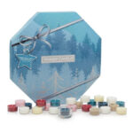 Yankee Candle Adventskalender mit Teelichtkerzen auf einem Tisch
