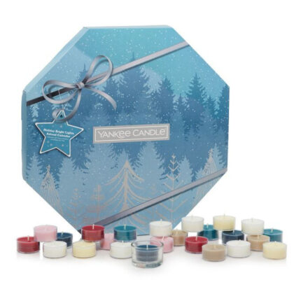 Yankee Candle Adventskalender mit Teelichtkerzen auf einem Tisch