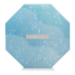 Yankee Candle Adventskalender mit bunten Teelichtkerzen davor