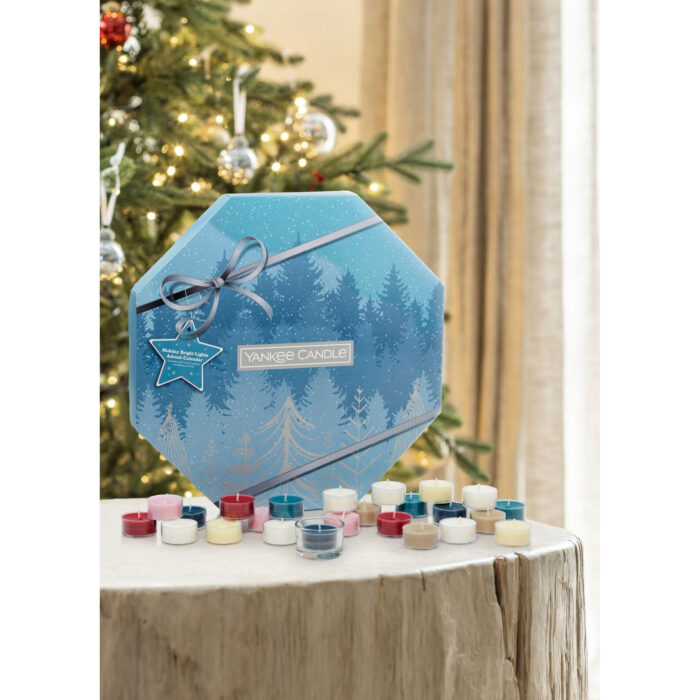 Yankee Candle Adventskalender auf Tisch neben Weihnachtsbaum und Dekoration