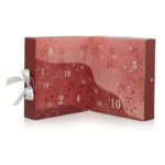 Geöffneter Adventskalender mit mehreren kleinen Yankee Candle Kerzen davor