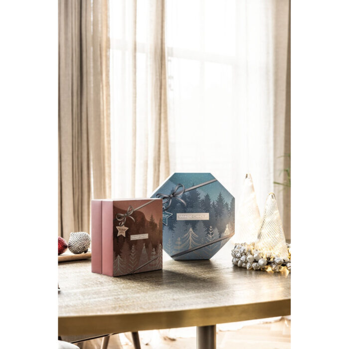 Yankee Candle Adventskalender mit Schleife in festlicher Wohnszene