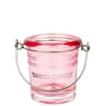 Rosa Yankee Candle Laternengefäß mit Metallbügel auf weißem Hintergrund