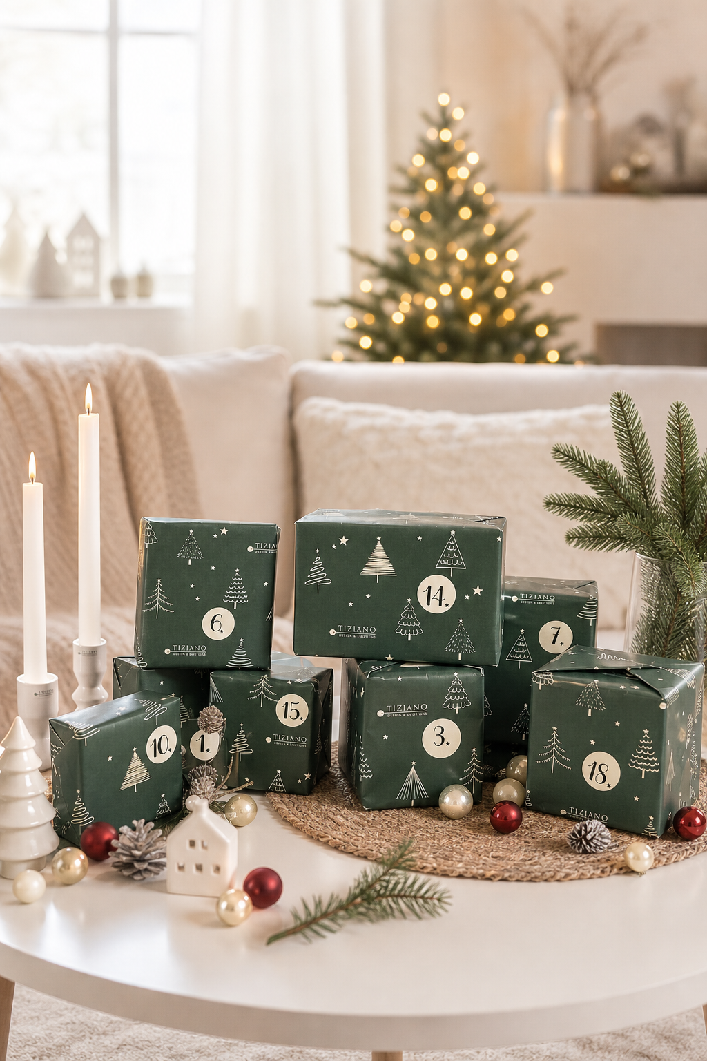 Tiziano Adventskalender mit nummerierten Schachteln auf einem festlich dekorierten Tisch