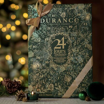 Durance Adventskalender mit 24 Duftkerzen und Schleifenband vor Weihnachtsdekoration