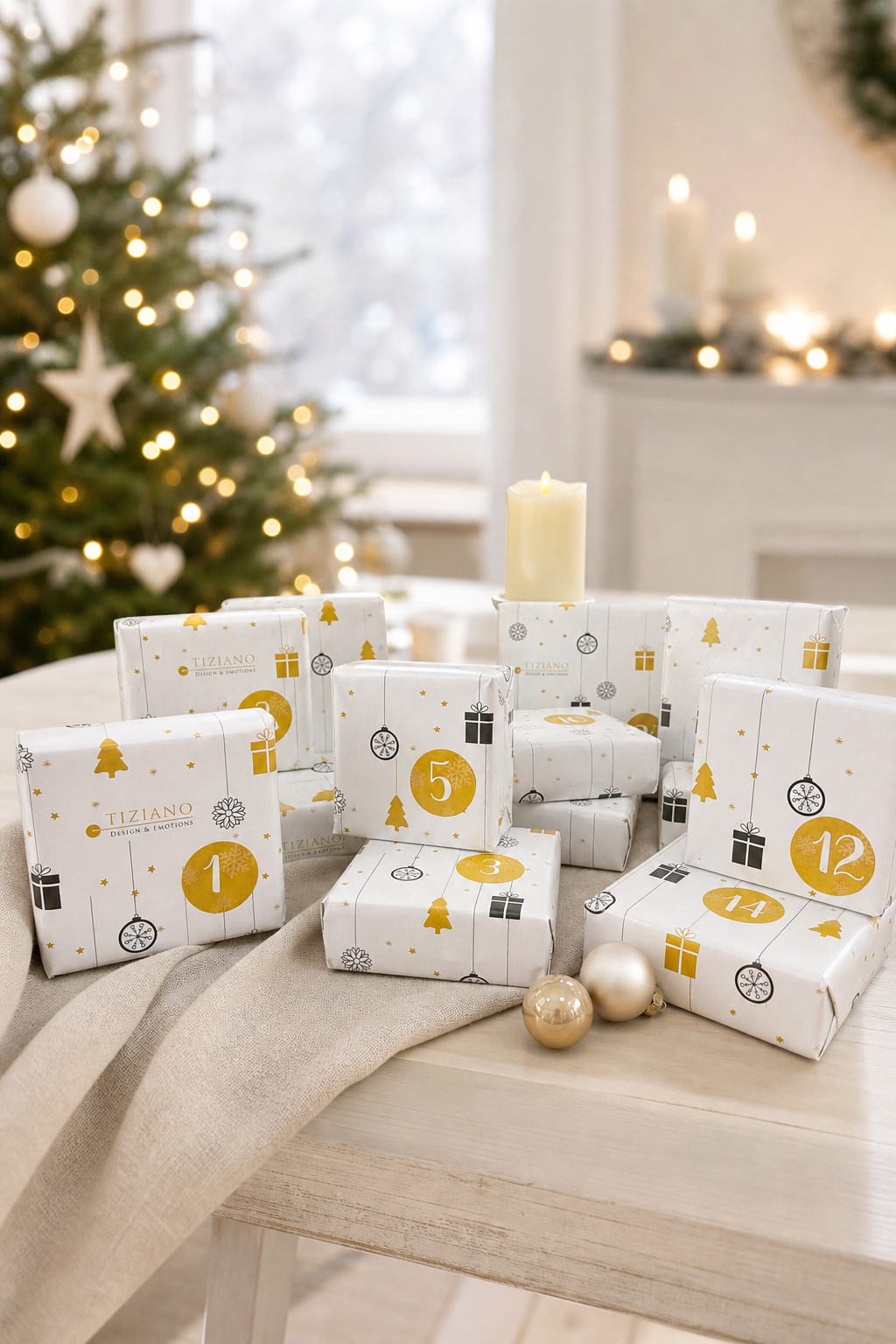 Tiziano Adventskalender mit nummerierten Päckchen neben Weihnachtsbaum