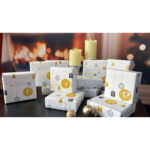 Tiziano Adventskalender mit nummerierten Weihnachtspäckchen und Kerzen