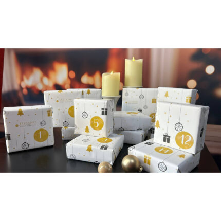 Tiziano Adventskalender mit nummerierten Weihnachtspäckchen und Kerzen