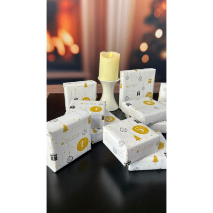 Tiziano Adventskalender mit nummerierten Päckchen vor Weihnachtsdekoration