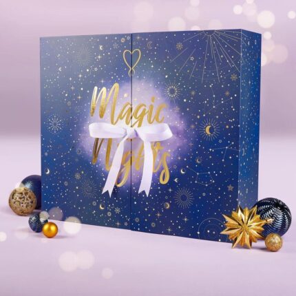 Geschlossener Magic Nights Adventskalender mit Sternenmuster und weißer Schleife