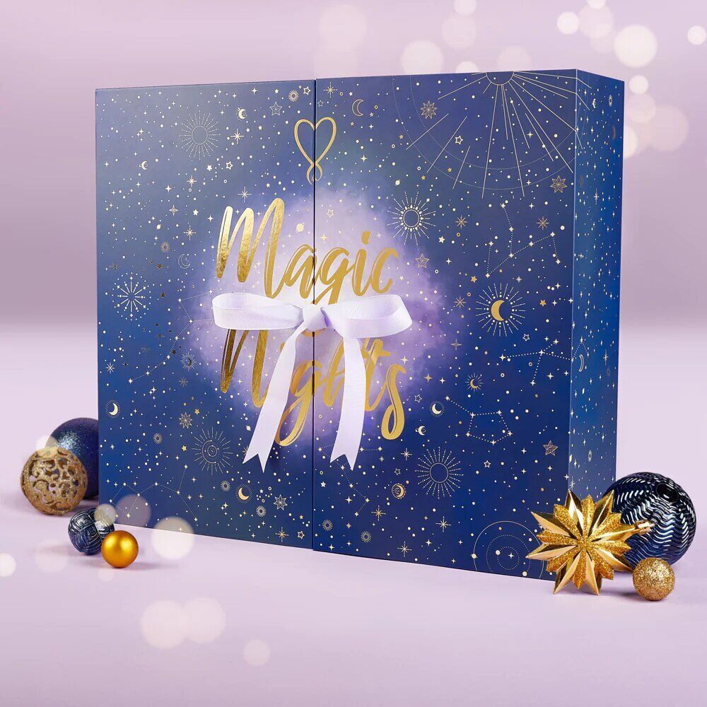 Magic Nights Adventskalender geschlossen Geschlossener Magic Nights Adventskalender mit Sternenmuster und weißer Schleife
