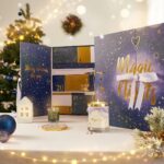 Geöffneter Magic Nights Adventskalender mit nummerierten Fächern und Kerzen