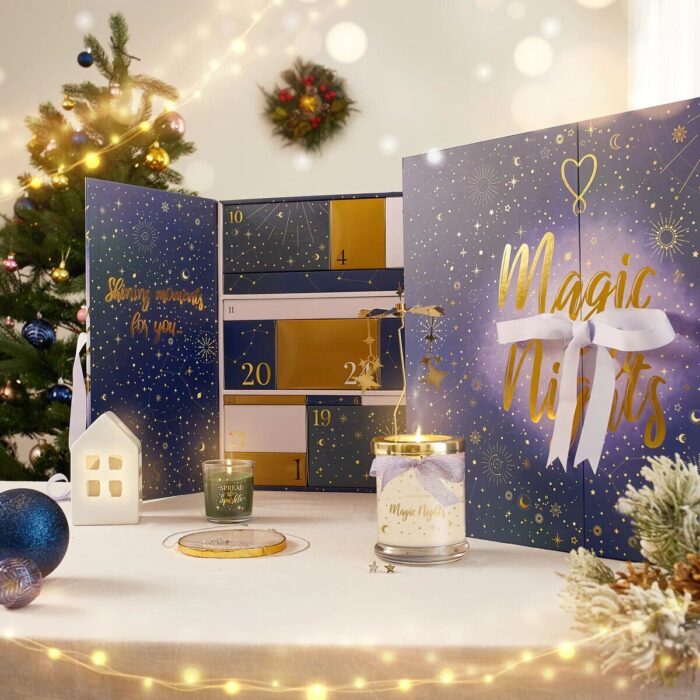 Geöffneter Magic Nights Adventskalender mit nummerierten Fächern und Kerzen