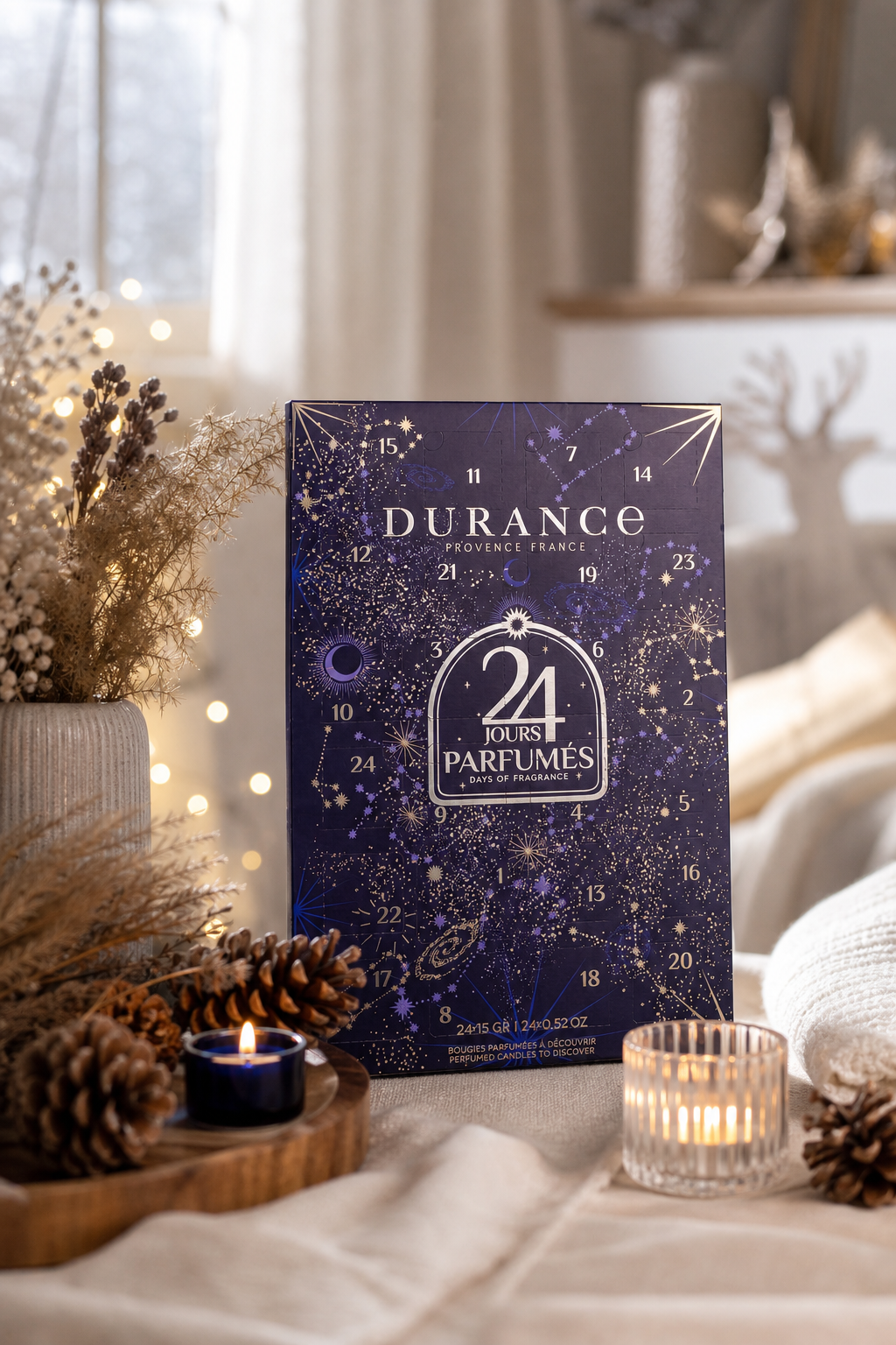 Durance Adventskalender in festlicher Wohnszene mit zwei brennenden Kerzen