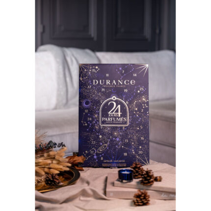 Durance Adventskalender mit nummerierten Türen vor einem Bett