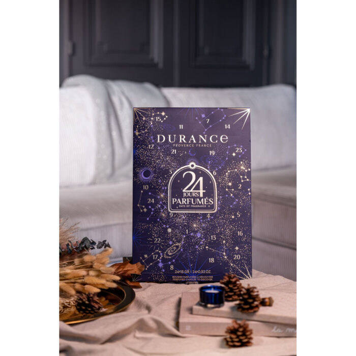 Durance Adventskalender mit nummerierten Türen vor einem Bett
