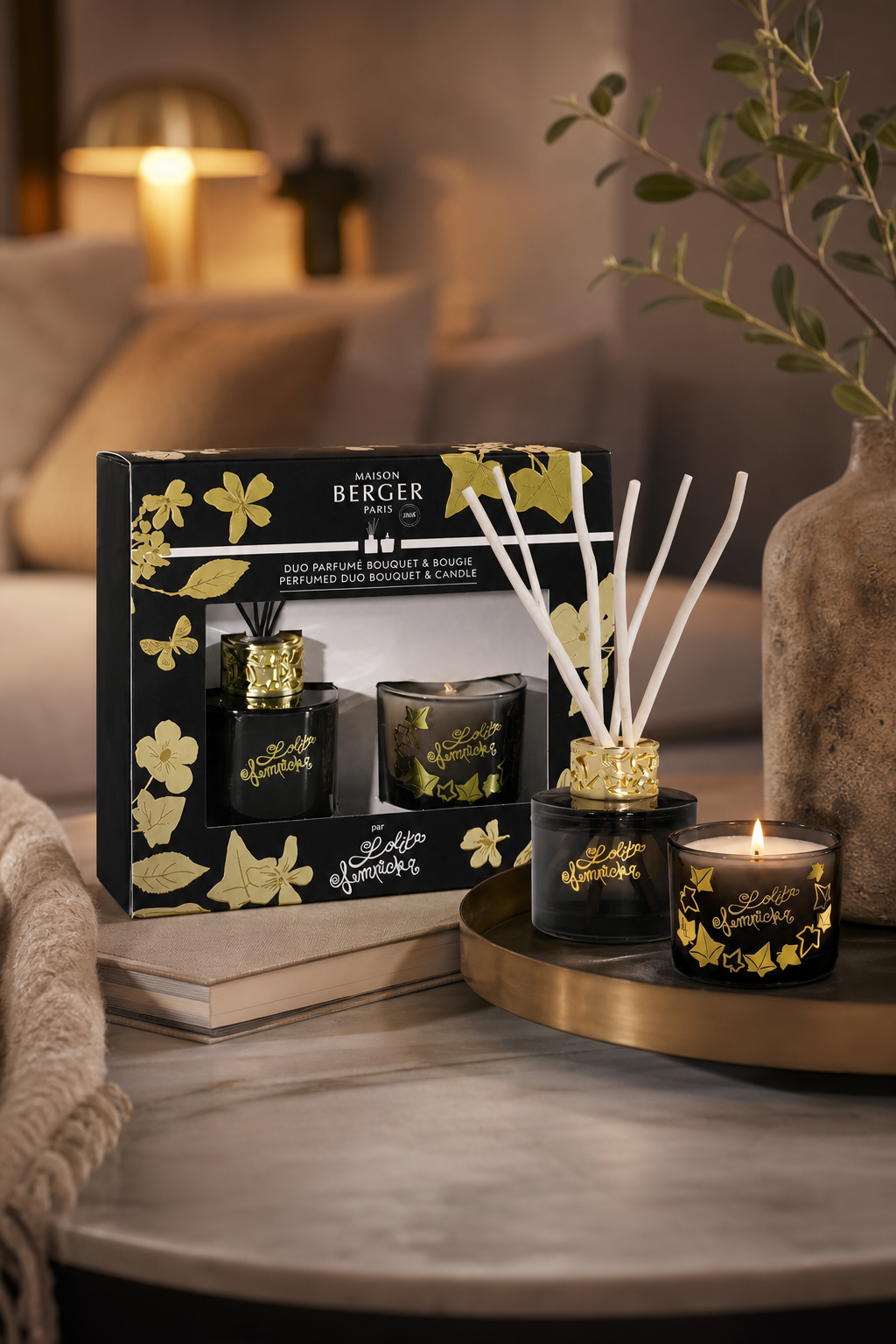 Lolita Lempicka Diffuser und Duftkerze auf Tablett vor Geschenkverpackung