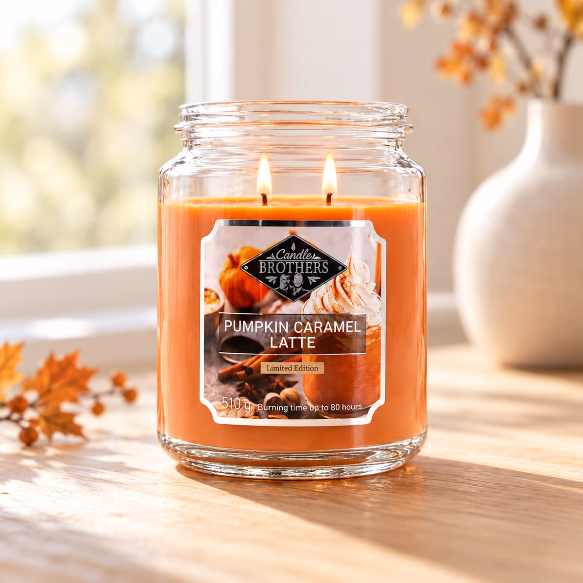 Candle Brothers Duftkerze umgeben von herbstlicher Dekoration