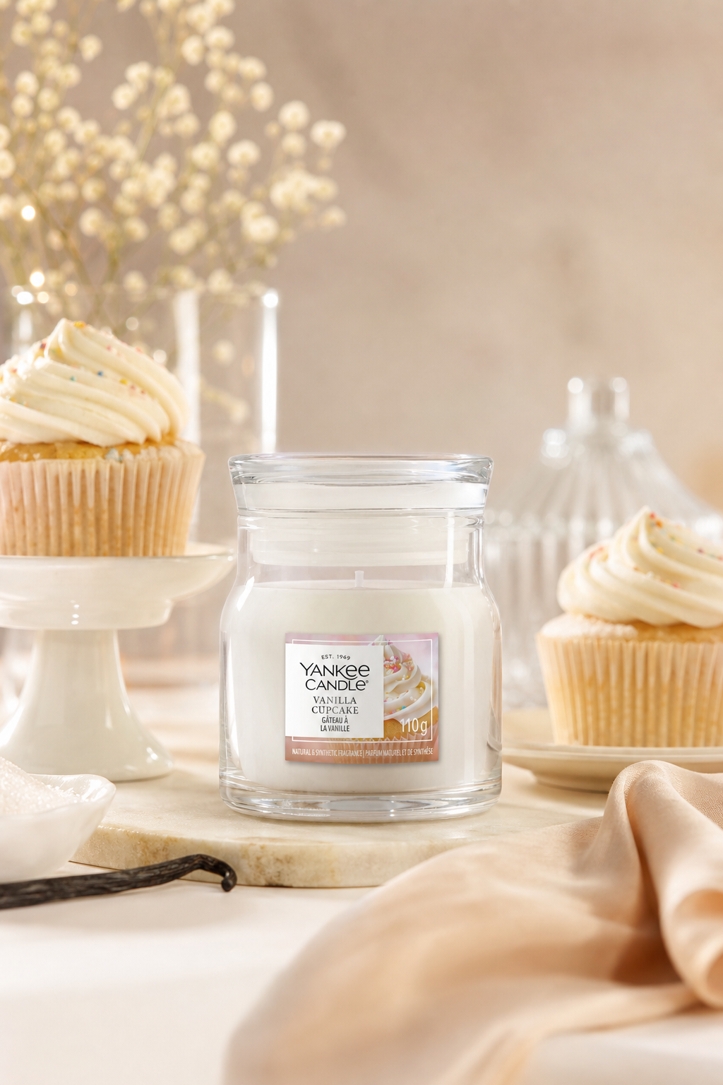 Yankee Candle Vanilla Cupcake Duftkerze im Glas neben Cupcakes